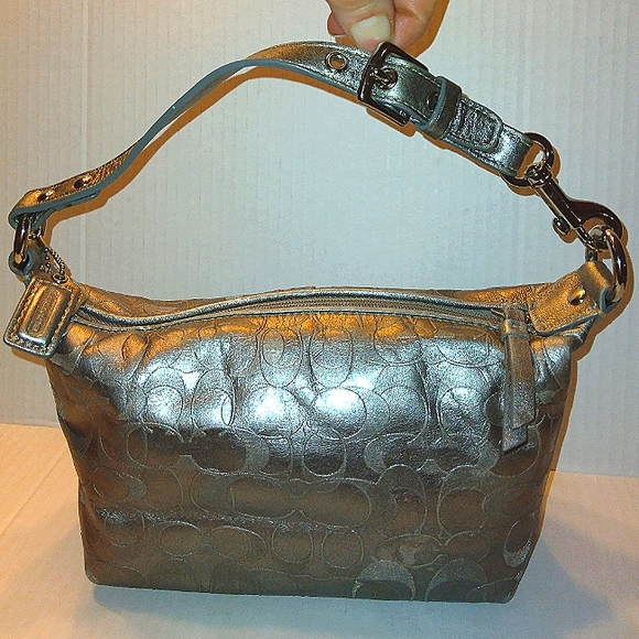 L@@K! Vintage & Rare COACH Metallic Silver Signature C embossed Demi Baguette - Picture 12 of 16